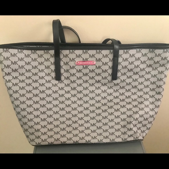 - Michael Kors Handbag - Picture 1 of 10